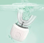U-shaped toothbrush mouthpiece fitting all teeth simultaneously for thorough cleaning